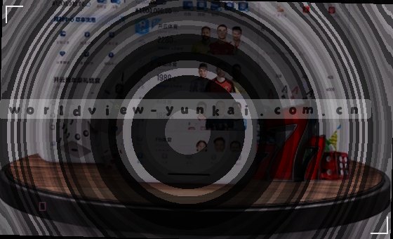 卡片三图标旁，用户手指点击，平滑反馈